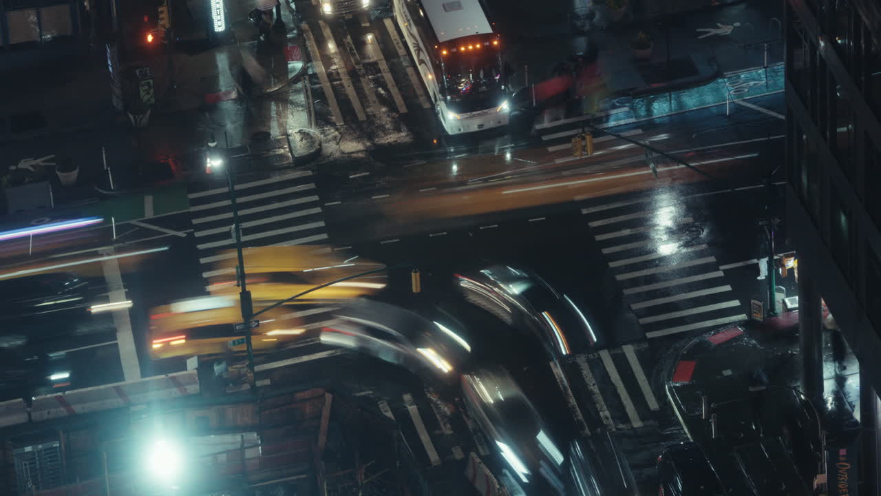 intersección de la ciudad de la noche lluviosa