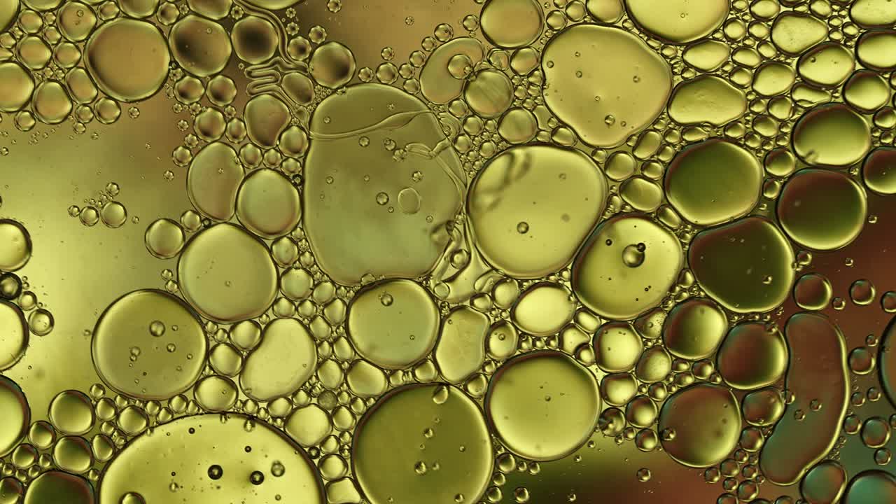 추상적인 다채로운 음식 기름 방울 거품과 구가 흐르고