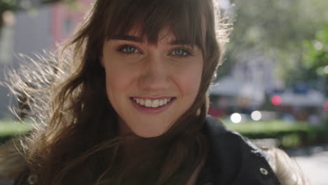 retrato en primer plano de una hermosa y linda mujer joven sonriendo alegre y optimista en una soleada acera urbana