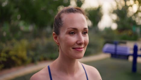 una mujer relajándose en el parque.