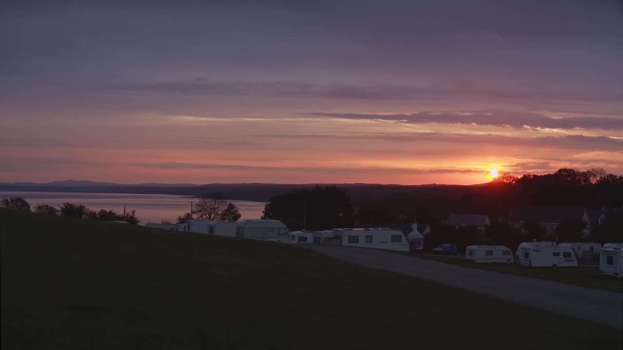새로운 부두 캠프장에서 놀라운 다채로운 일출의 시간 경과