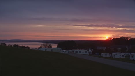 Lapso-De-Tiempo-De-Un-Asombroso-Y-Colorido-Amanecer-Sobre-El-Nuevo-Campamento-Del-Muelle