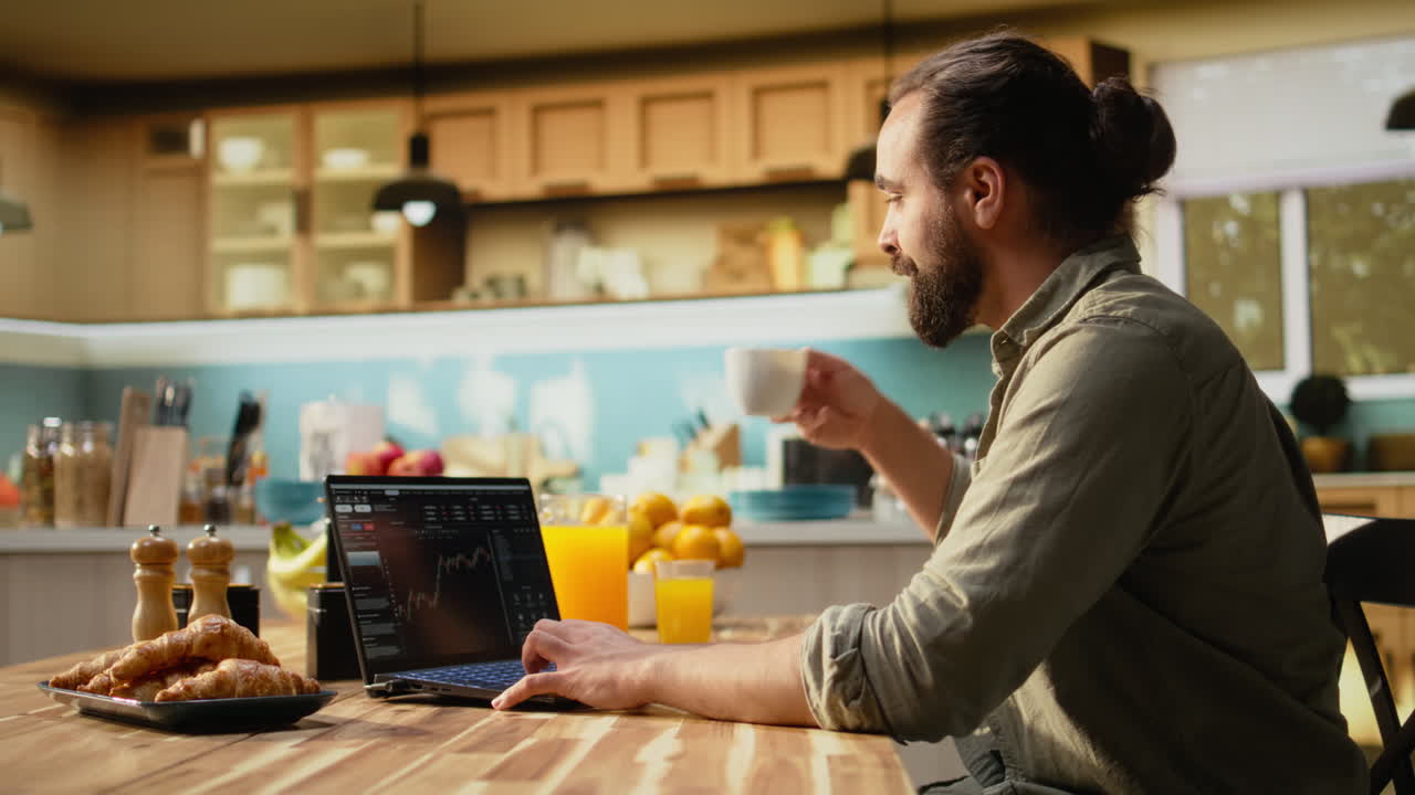 Agente di cambio a casa che analizza le fluttuazioni del day trading, monitorando le tendenze del mercato