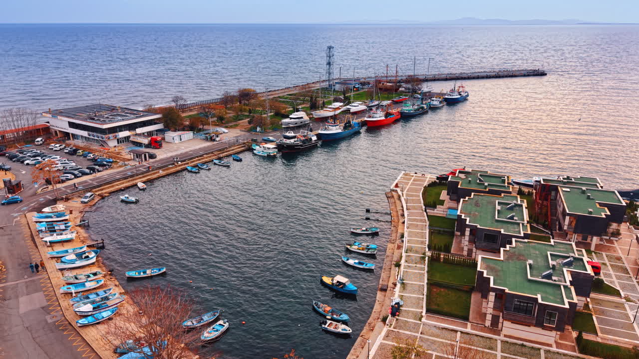 Kajen i Nessebar vid Svarta havet. Måsar flyger över vattenytan. Vintersäsong i Bulgarien