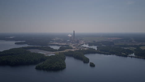 Hiperlapso-De-Tiempo-Aéreo-Rápido-De-Una-Planta-De-Energía-En-Las-Nubes-Brumosas-Fuera-Del-Lago-Hyco-En-Carolina-Del-Norte