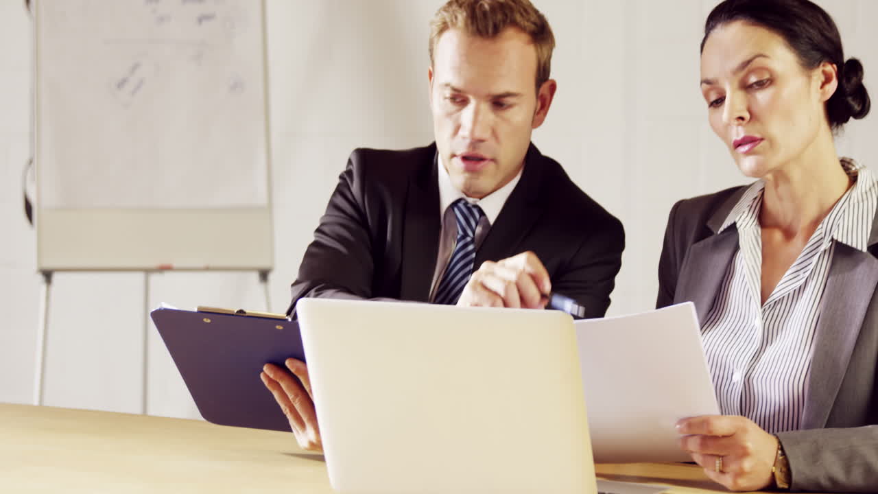 personas de negocios serias trabajando juntas