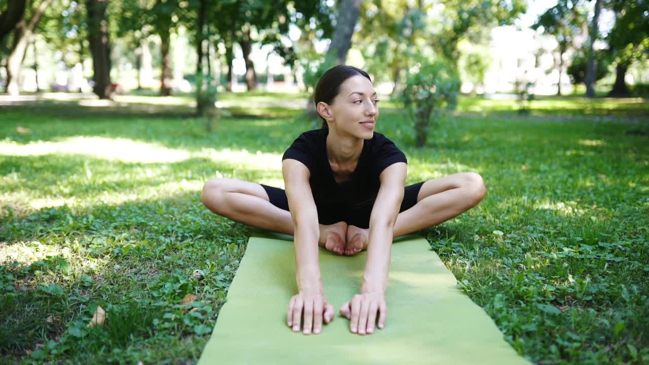 공원 에서 요가 를 연습 하는 여자