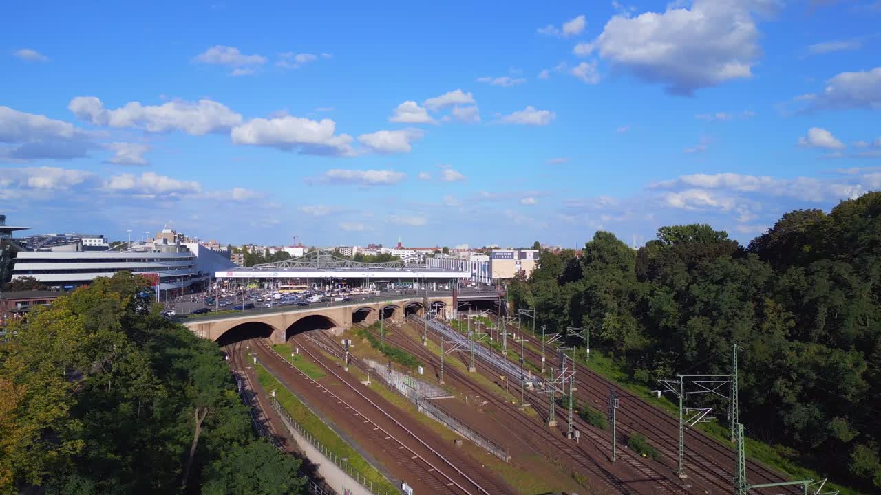아름다운 상공 뷰 비행 트랙 교외 열차 플랫폼 s-bahn 역 다리, 베를린 mitte 2023년 여름