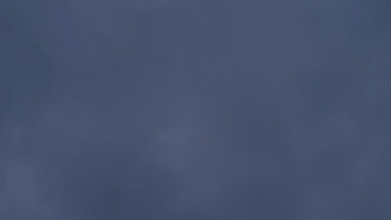 nubes de tormenta flotando en el fondo de lapso de tiempo de alta velocidad