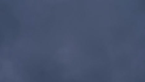 nubes de tormenta flotando en el fondo de lapso de tiempo de alta velocidad