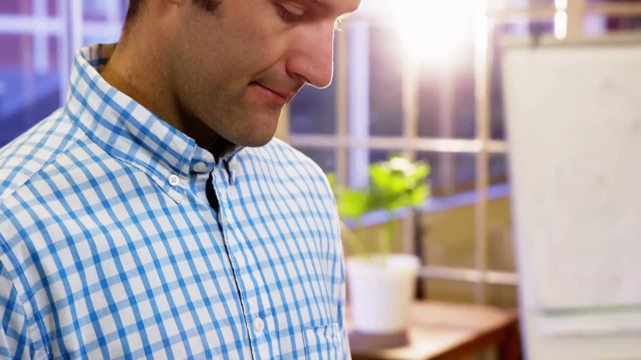 디지털 태블릿을 사용하는 남성 경영자