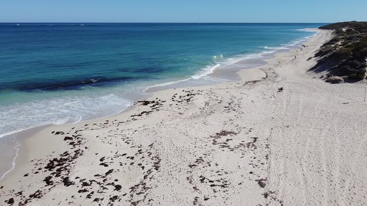 Panoramische Luftaufnahme des Indischen Ozeans am Alkimos Beach, Perth, Australien.
