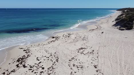 Toma-Aérea-Panorámica-Del-Océano-índico-En-La-Playa-De-Alkimos,-Perth,-Australia