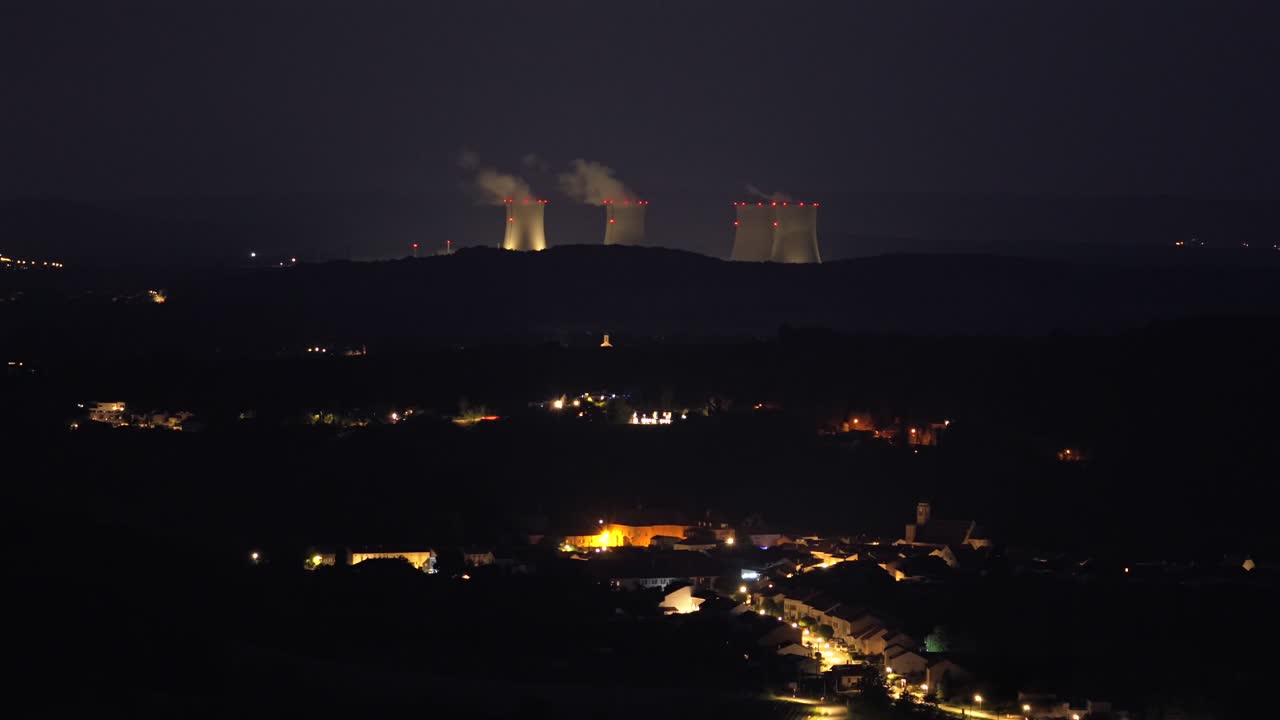 Central nuclear iluminando el valle del Mosela de noche. Timelapse.