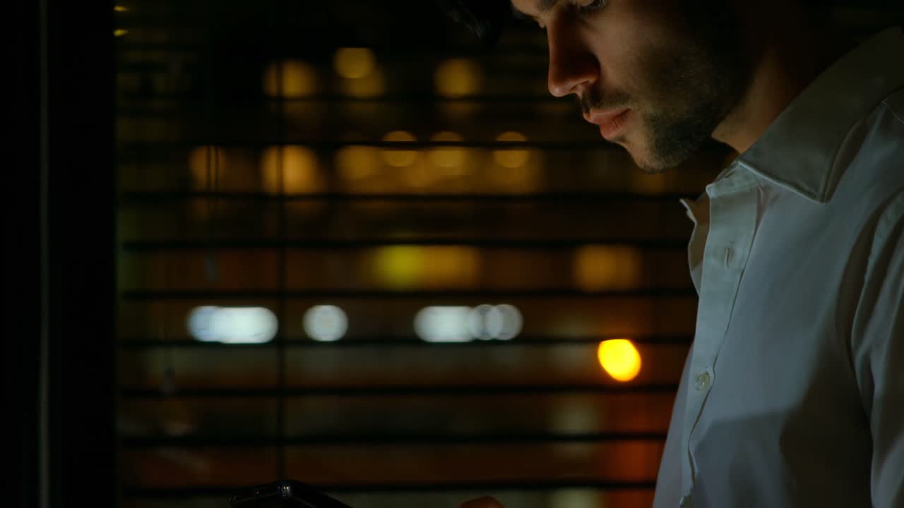 Dirigente uomo che usa un tablet digitale 4k