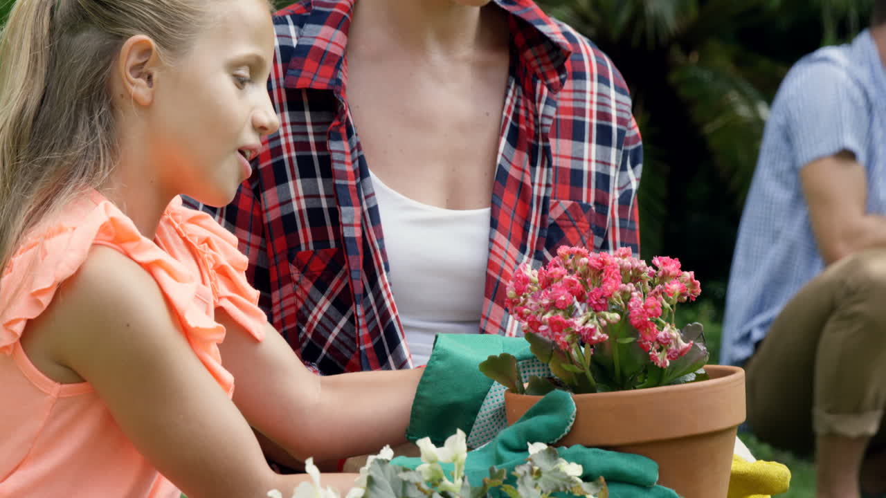 Madre haciendo jardinería con su hija