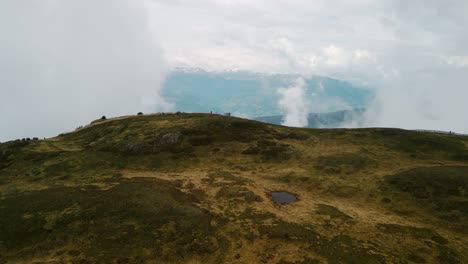 Filmische-Drohnenaufnahme-Einer-Klippenlandschaft,-Morgen-Mit-Blauem-Himmel