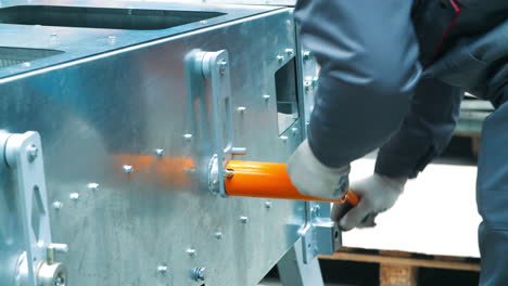 trabajador asegurando pernos con llave inglesa con mango en t. pernos de ajuste mecánicos