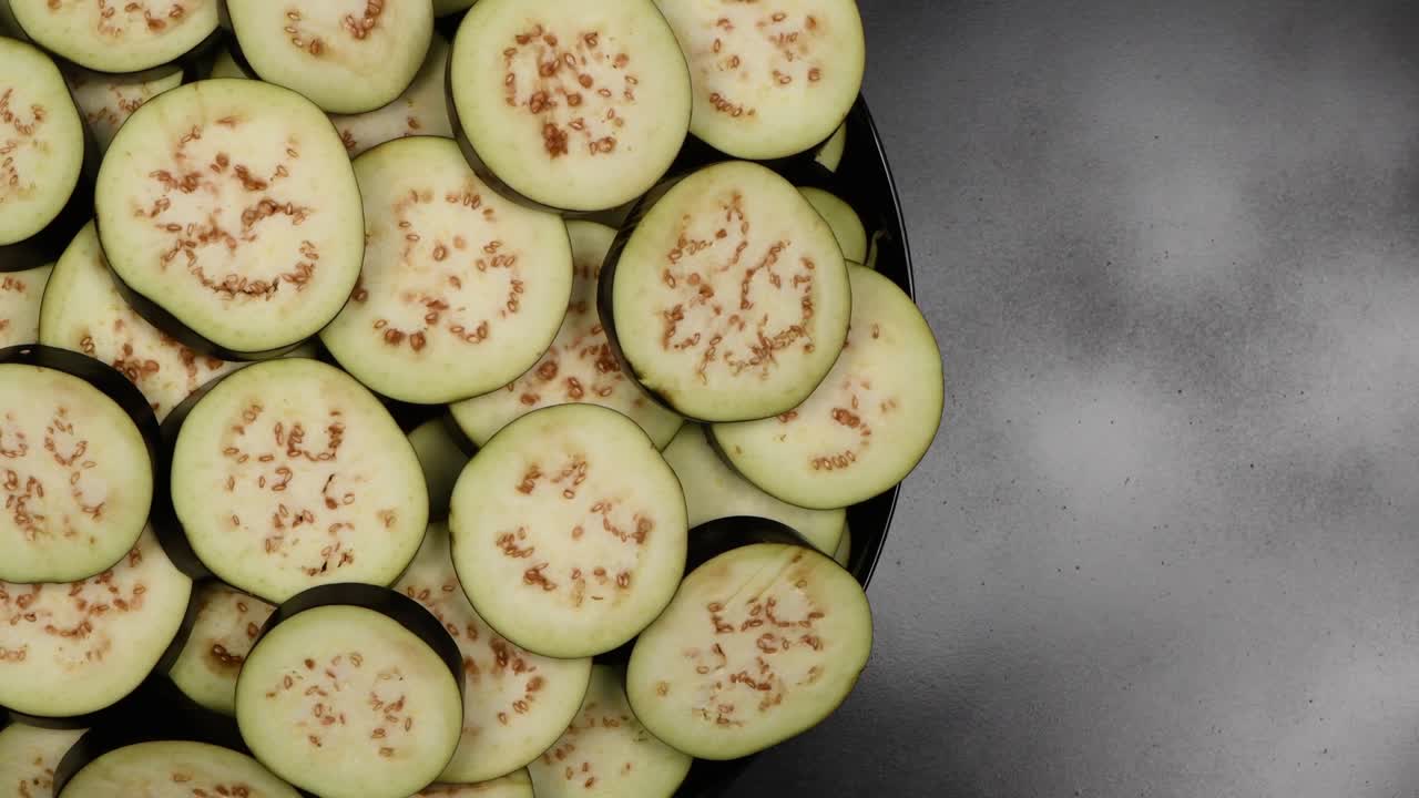 접시에 달이 개. 오른쪽에 자유 공간. 면 뷰. 루프 모션. 회전 360.