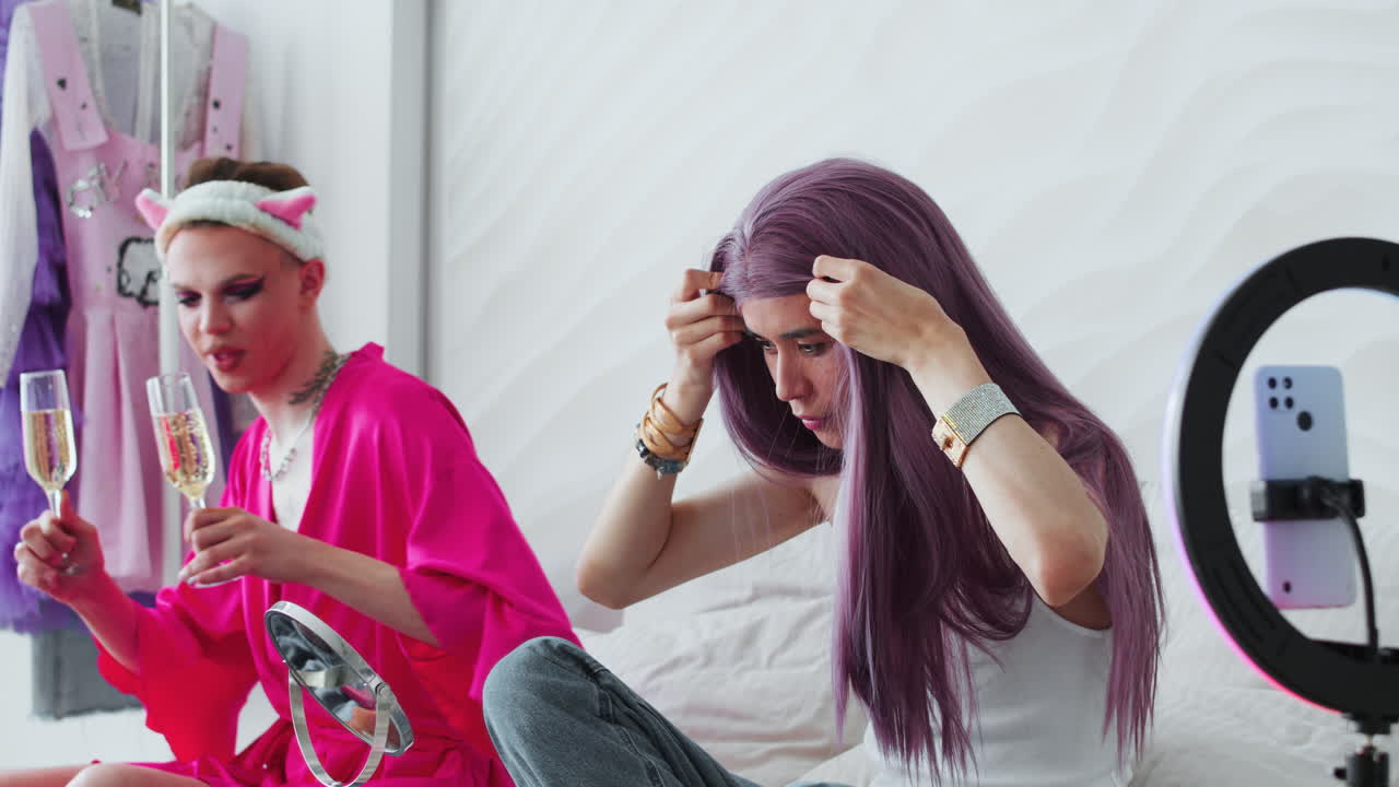 amigos divirtiéndose en el dormitorio.