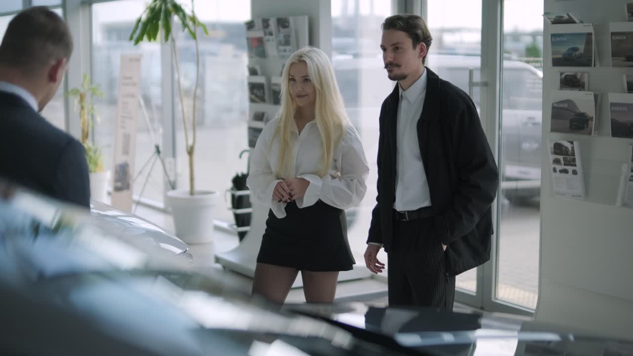 Et par kjøper en bil hos en forhandler