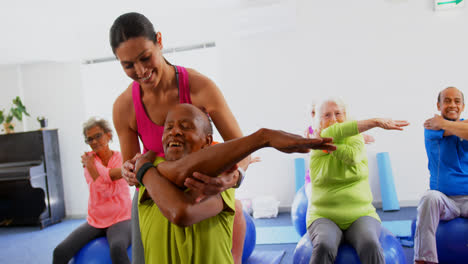 Vorderansicht-Einer-Kaukasischen-Trainerin,-Die-Einen-älteren-Mann-Beim-Training-Im-Fitnessstudio-Trainiert,-4k