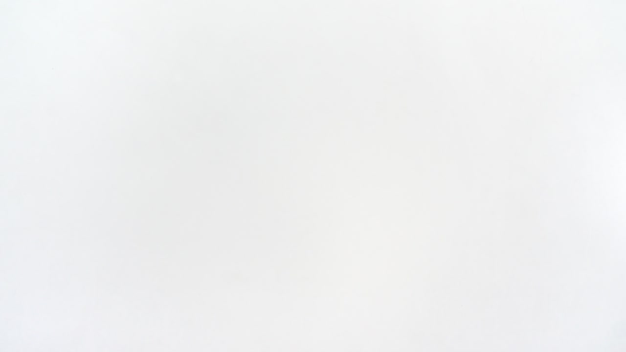 botellas de plástico vacías sobre un fondo blanco