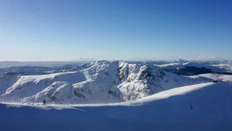 Alpinist,-Der-Durch-Ein-Verschneites-Tal-Geht