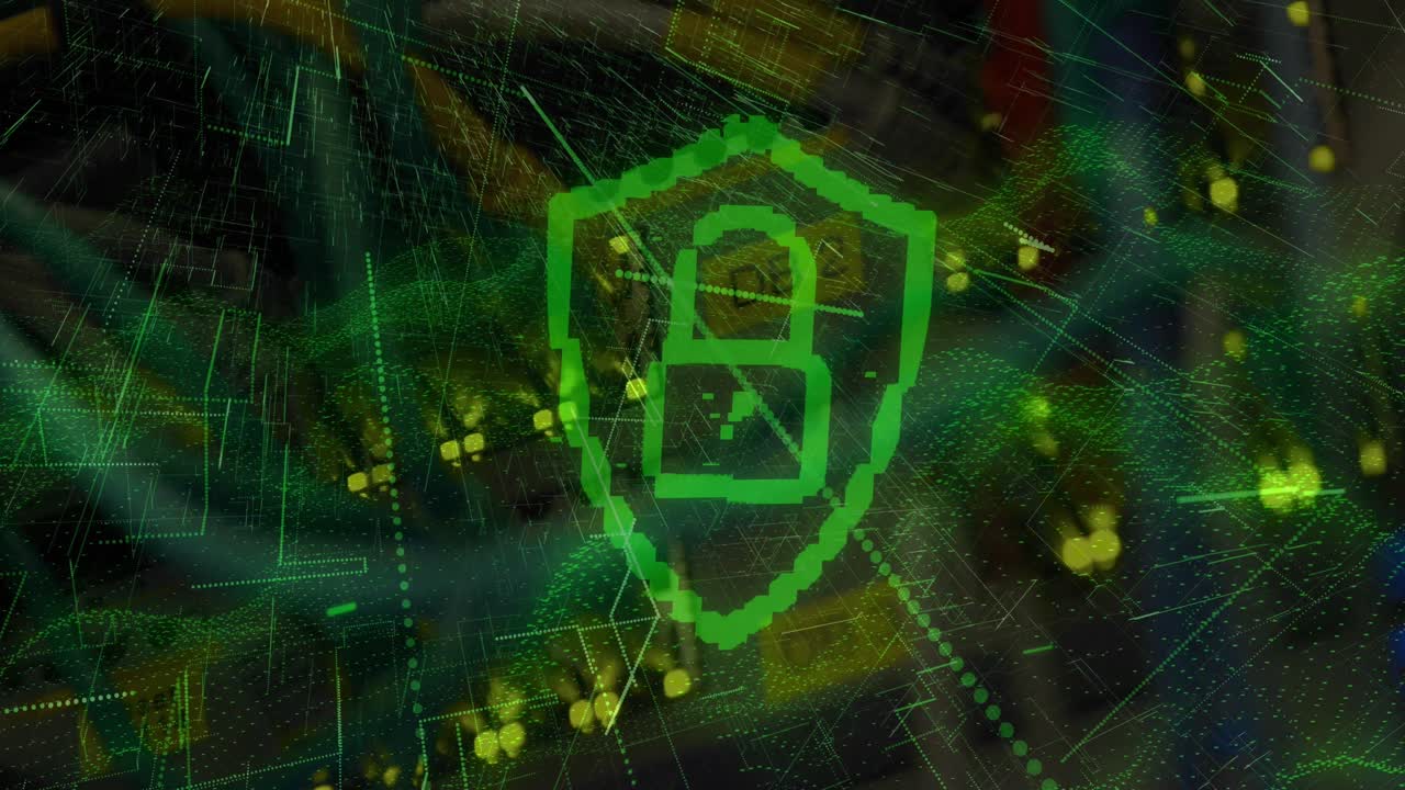 escudo de seguridad y icono de candado contra contra cerca de un servidor de computadora