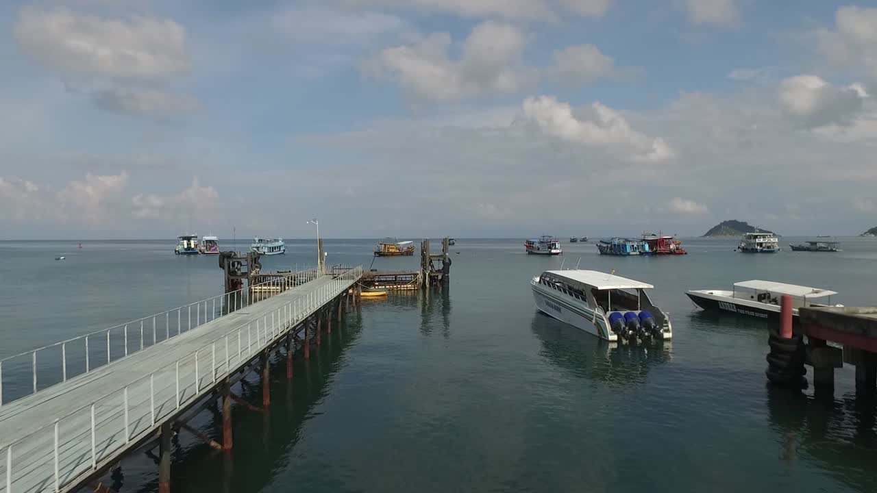 부두 흐린 배경에서 빈 걷는 다리 사이를 앞으로 날아