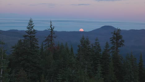 Nahaufnahme-Des-Ernte-Supermondes,-Der-über-Den-Cascade-Mountains-Im-Süden-Oregons-Aufsteigt