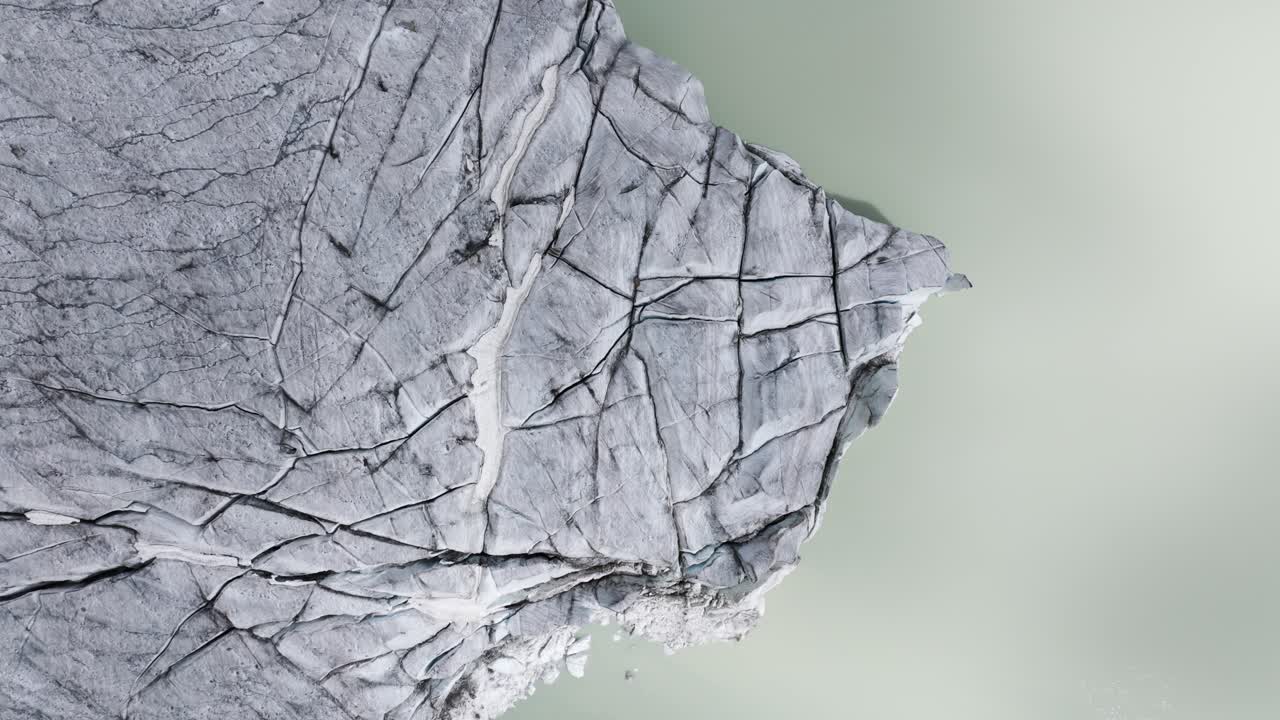 glaciar y laguna de fellaria, valmalenco, en italia