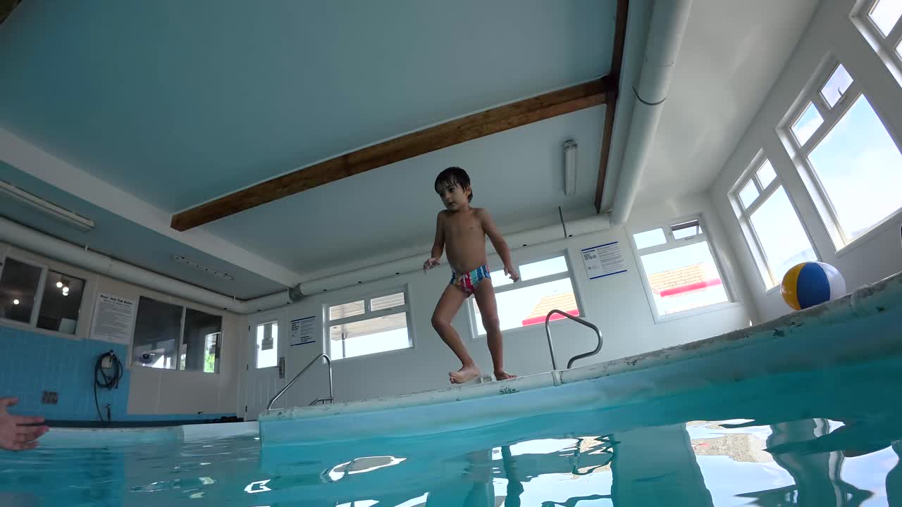 Uomo e bambino in una piscina