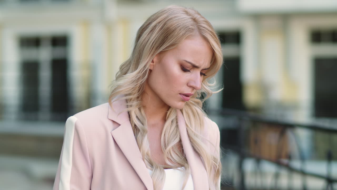 밖에서 터치패드를 사용하는 화가 난 여자. 밖에서 태블릿을 사용하는 사람