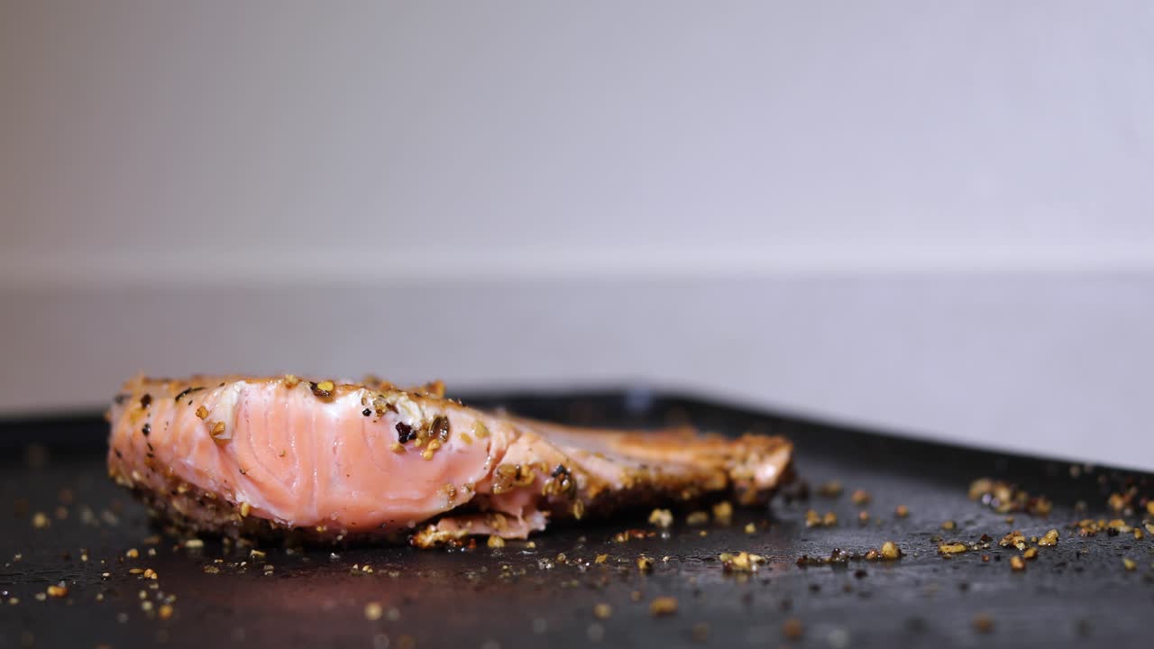 salmón fresco sazonado volteado en una parrilla de cocina interior, cierre de cierre