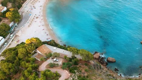 Bahía-De-Aguas-Turquesas-En-La-Costa-Española.