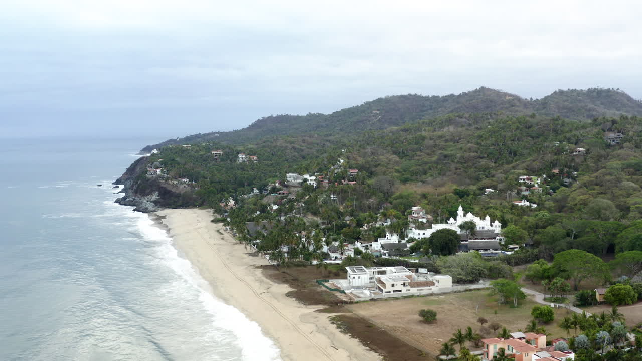 drone aéreo de una costa mexicana en una mañana nublada