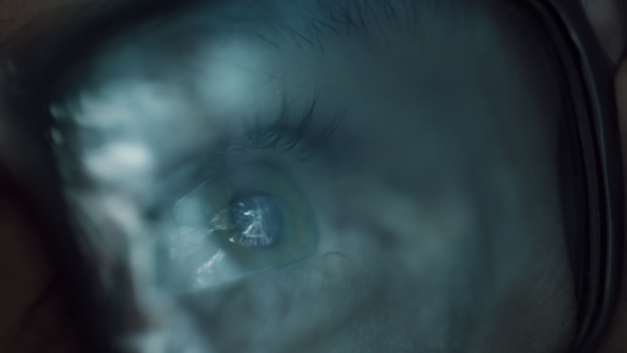 vista ravvicinata di un occhio attraverso gli occhiali