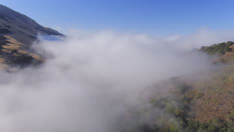 無人機快速飛過山谷,然後穿過低山谷的霧和霧<unk>