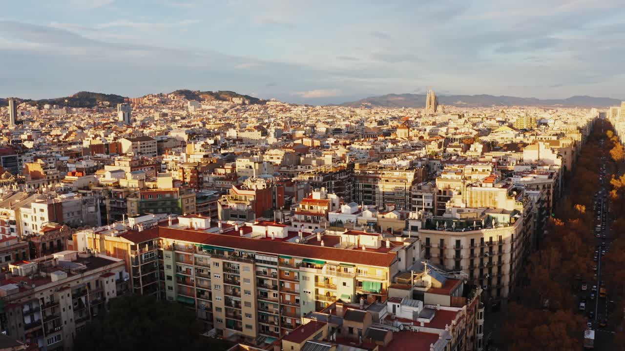 Skyline di Barcellona al tramonto