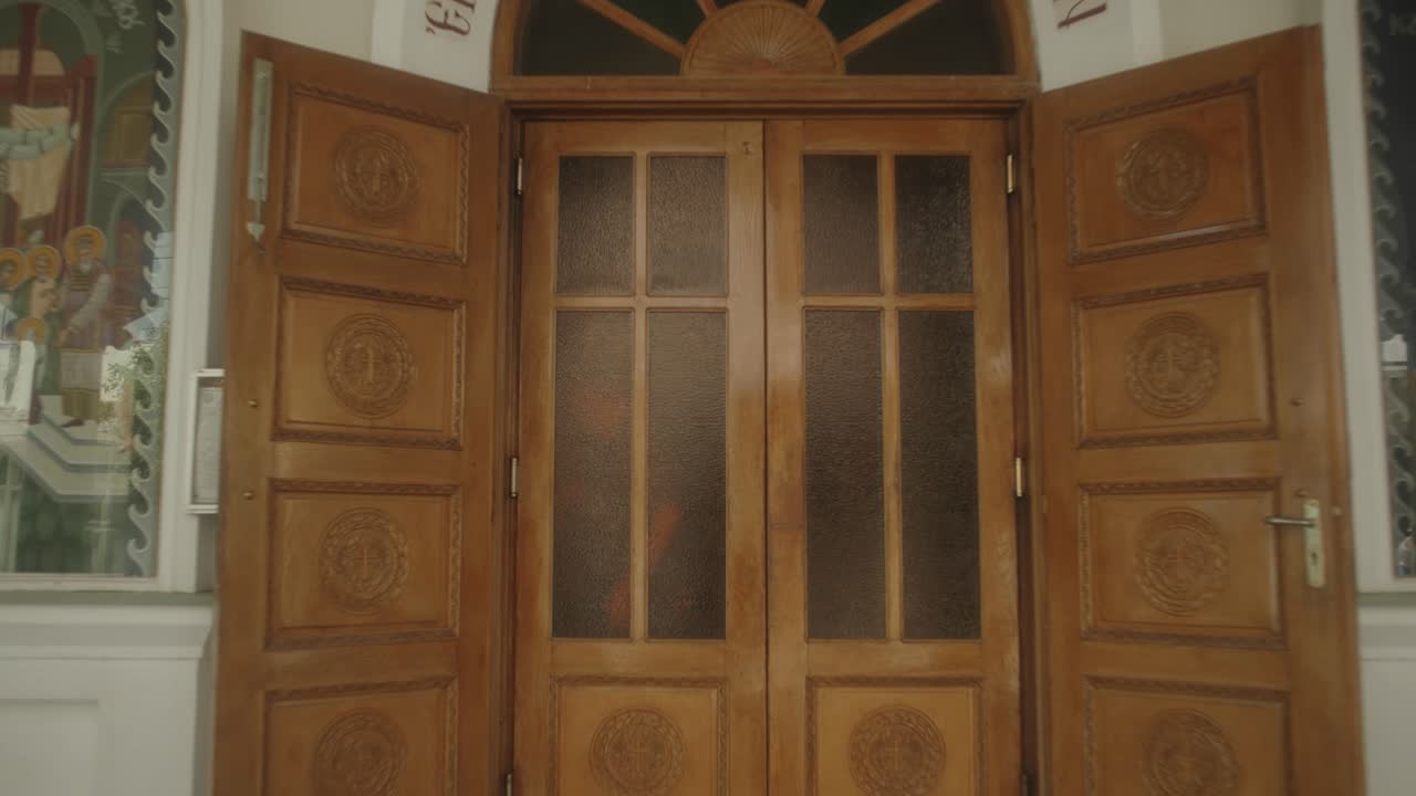 vista panorámica de la fachada del edificio en la ciudad griega tradicional