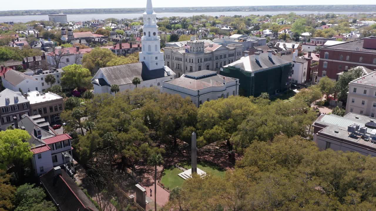 사우스 캐롤라이나 주 찰스턴의 역사적인 프랑스 터에 있는 워싱턴 스의 낮은 패닝 공중 촬영