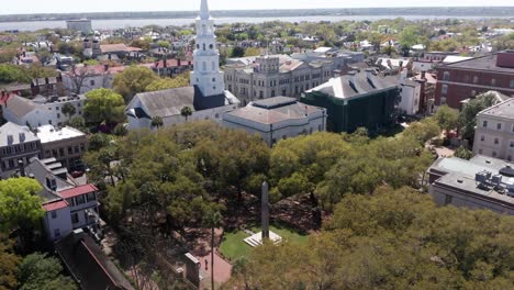 Toma-Aérea-Panorámica-Baja-De-Washington-Square-En-El-Histórico-Barrio-Francés-De-Charleston,-Carolina-Del-Sur