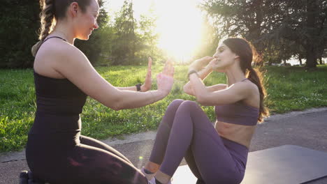 mujeres multirraciales en forma haciendo ejercicios en el parque