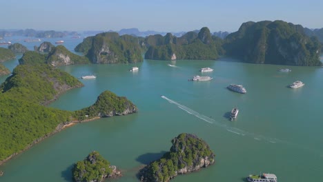 ha long bay drone vista panorámica de las olas extremas salpicando en el acantilado escarpado en vietnam