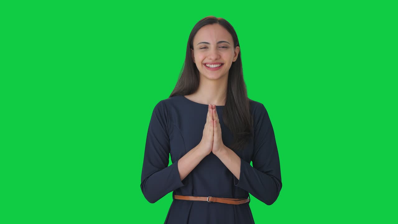 chica india feliz haciendo namaste pantalla verde
