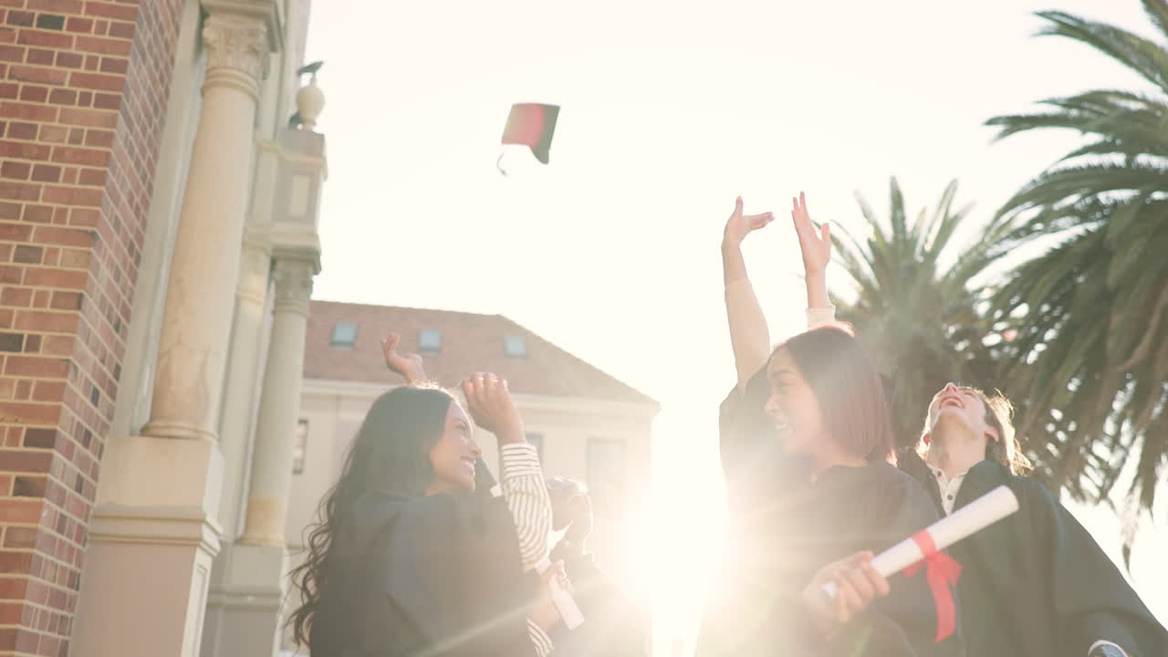 Persone felici, studenti e abbraccio alla laurea