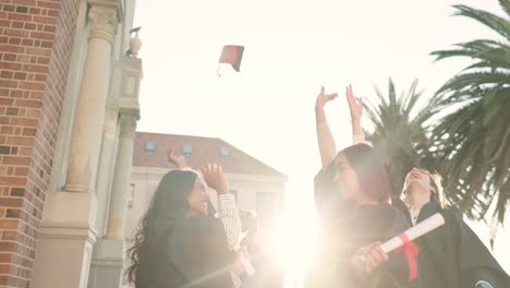 gente feliz, estudiantes y abrazo en la graduación
