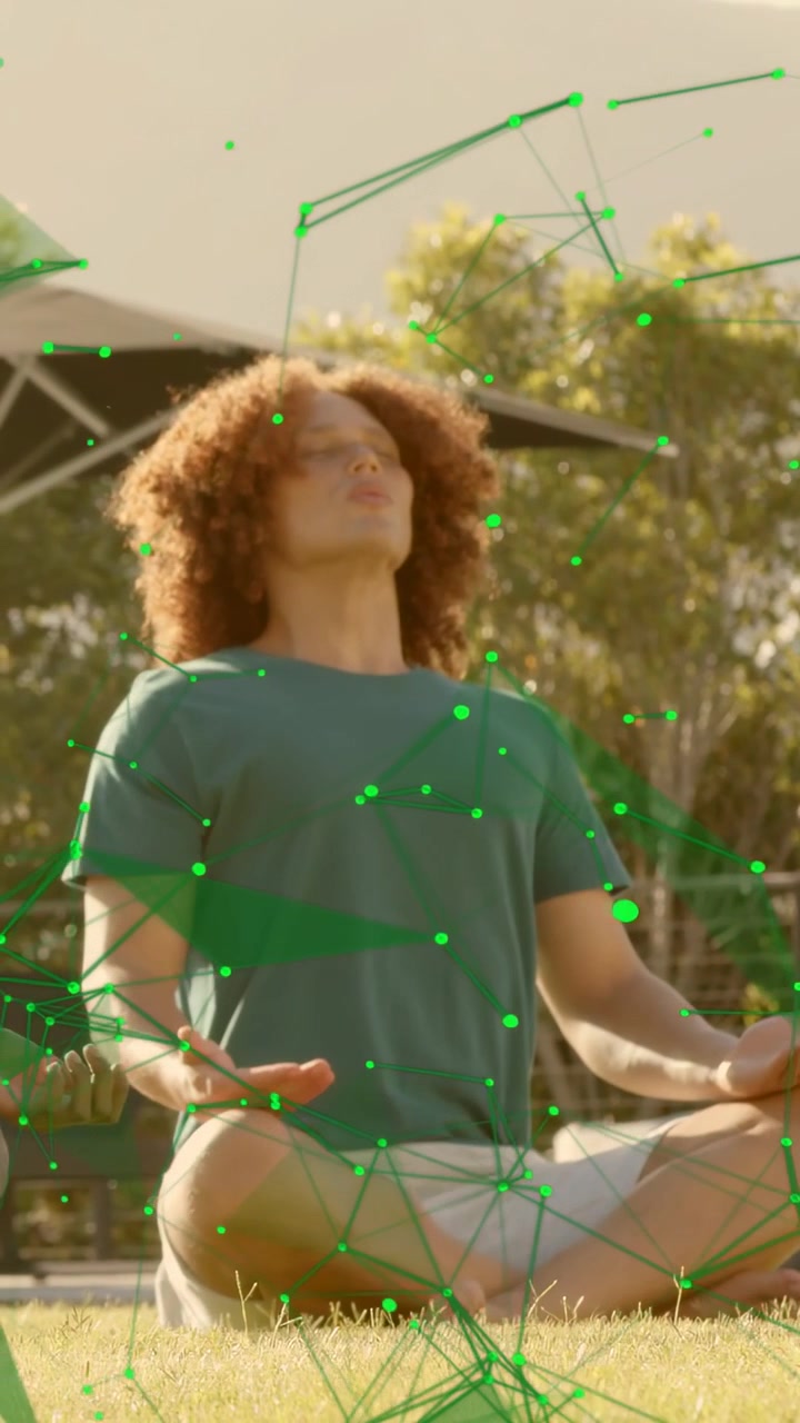Video verticale: Uomo sull'erba che fa un respiro profondo che provoca uno spostamento verso l'alto per il benessere, con una rete verde che si muove su di lui.