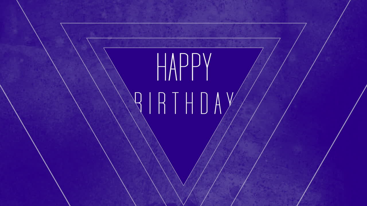 celebración de cumpleaños colorido triángulo azul con triángulos apilados forma mensaje de feliz cumpleaños